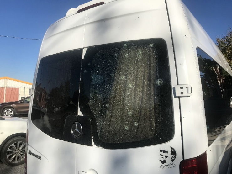 Riva’da Lise Öğrencilerinin Olduğu Servisi Silahla Taradılar