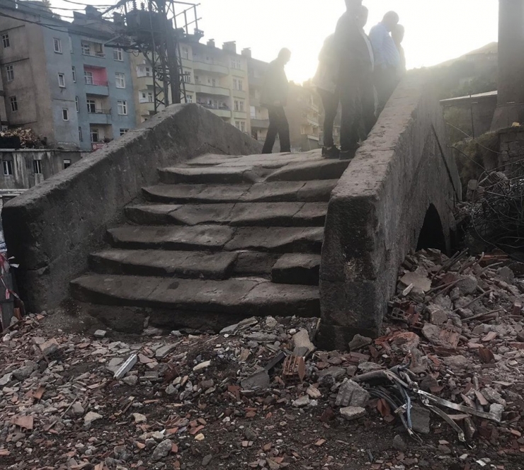 Bitlis’te Otelin Yıkıldı Tarihi Eserler Ortaya Çıktı