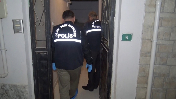 Kendisini Döven Babasını Bıçakladı, Okul Kıyafetiyle Gözaltına Alındı