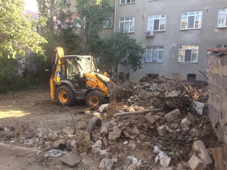 Darıca’dadaki Evden 7 Kamyon Çöp Çıktı