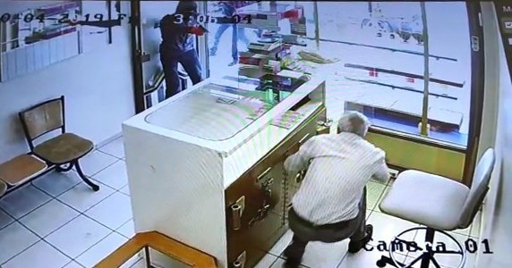 Yüzlerinde Maske Ellerinde Silahla Kuyumcuyu Soymaya Kalktılar