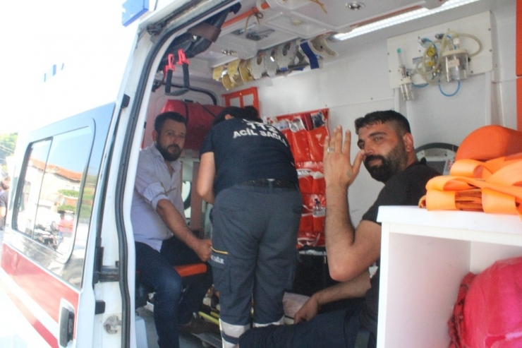 Bir Garip Kaza! 4 Araçta, 2 Yaralı