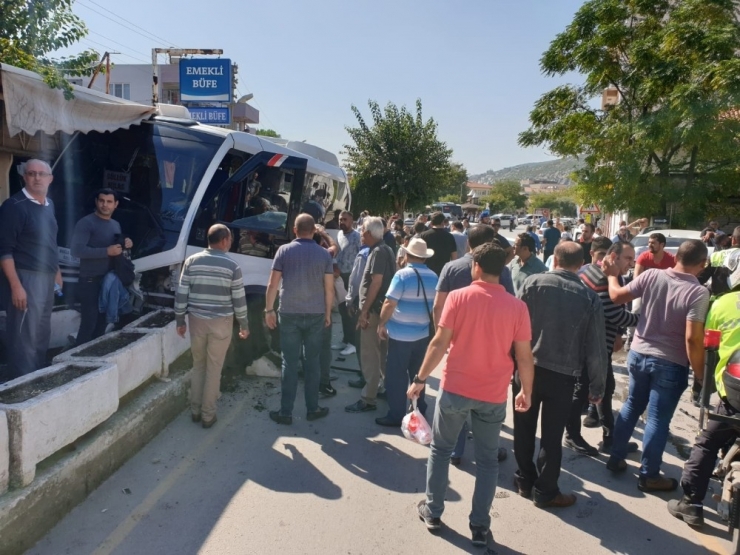 Bir Garip Kaza! 4 Araçta, 2 Yaralı