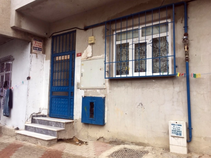 Şahsın Pencere Demirlerine Asılan Kıyafetleri Çaldığı Anlar Kamerada