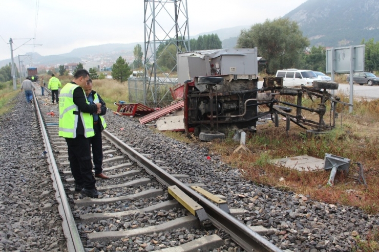 Kütahya’da Yük Treni Kamyonete Çarptı: 2 Yaralı