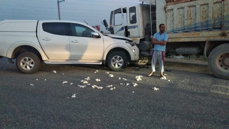 Kamyon İle Hafif Ticari Araç Çarpıştı: 2 Yaralı