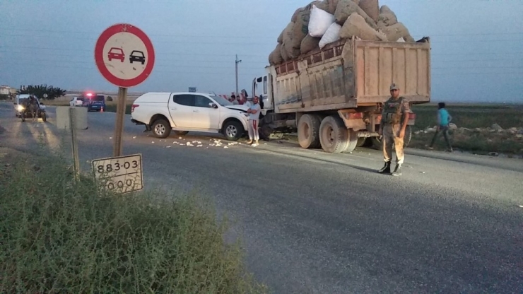 Kamyon İle Hafif Ticari Araç Çarpıştı: 2 Yaralı