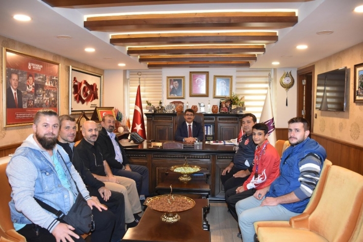 Başkan Çelik, Şampiyon Sporcuyu Ödüllendirdi