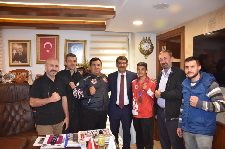 Başkan Çelik, Şampiyon Sporcuyu Ödüllendirdi