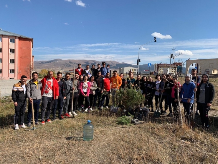 Üniversite Öğrencilerinden Örnek Davranış