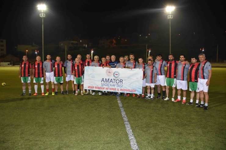Eski Amatör Futbolcular Yeşil Sahalarda Kıyasıya Mücadele Etti