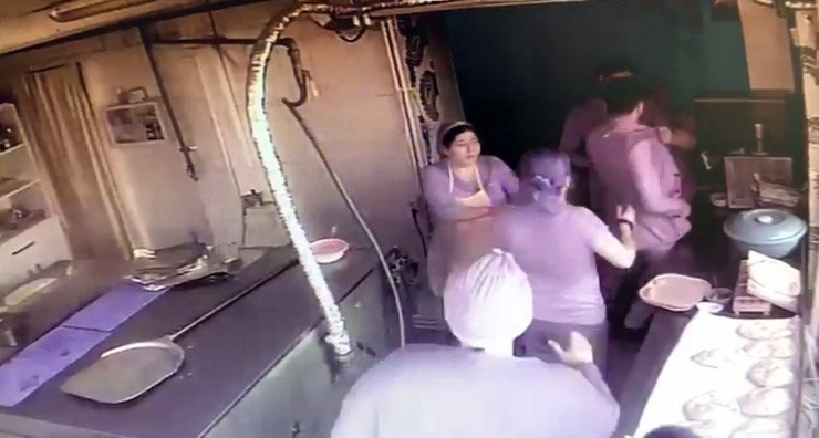 Canını Hiçe Saydı, İş Yerine Sığınan Kadını Ölümden Kurtardı