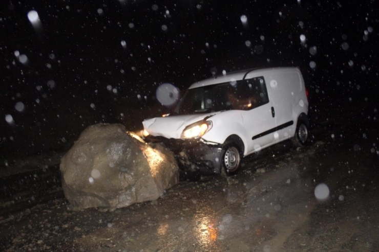 Kastamonu’da Yola Düşen Kaya Çarpan Aracın Sürücüsü Yaralandı