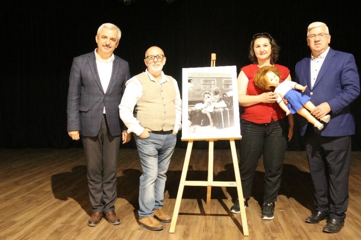 30 Yıl Önce Fotoğrafını Çeken Kişiyle Bir Araya Geldi