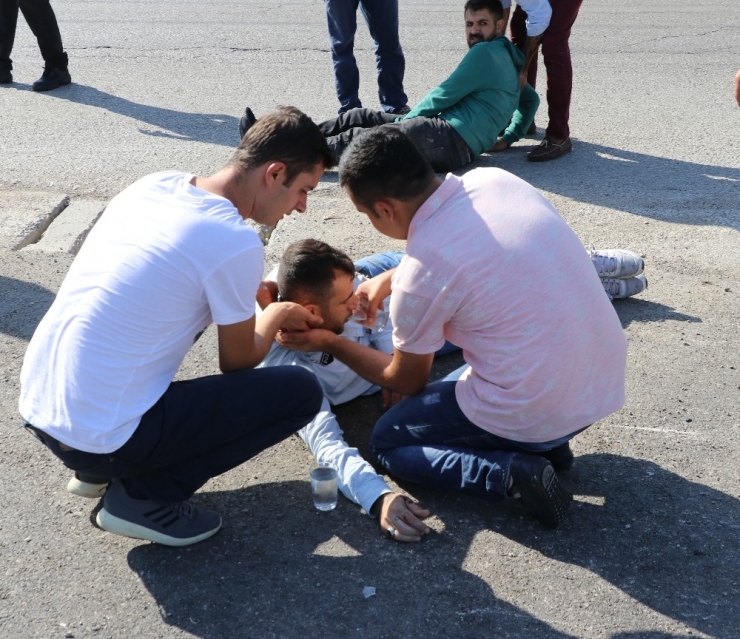 Vatandaşlar Yaralıya Elleriyle Su İçirdi