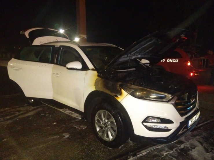 Adana’da Seyir Halindeki Lüks Araç Alev Aldı