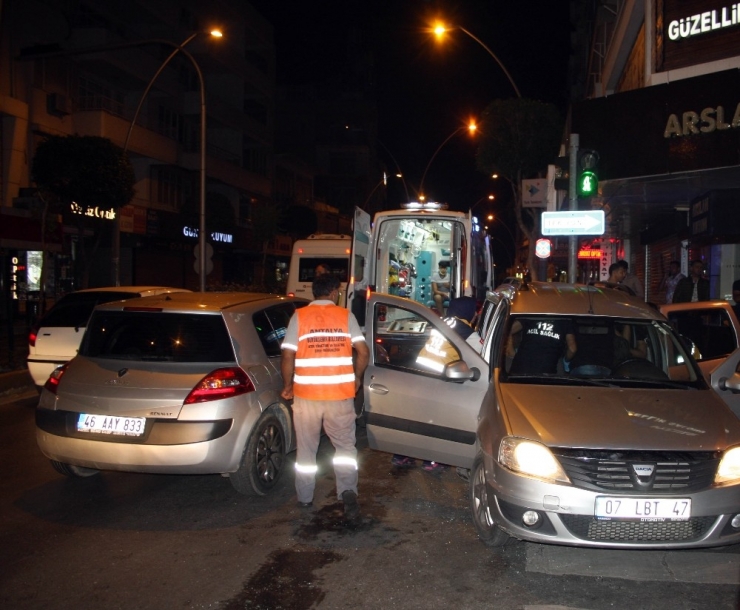 Antalya’da Trafik Kazası:3 Yaralı