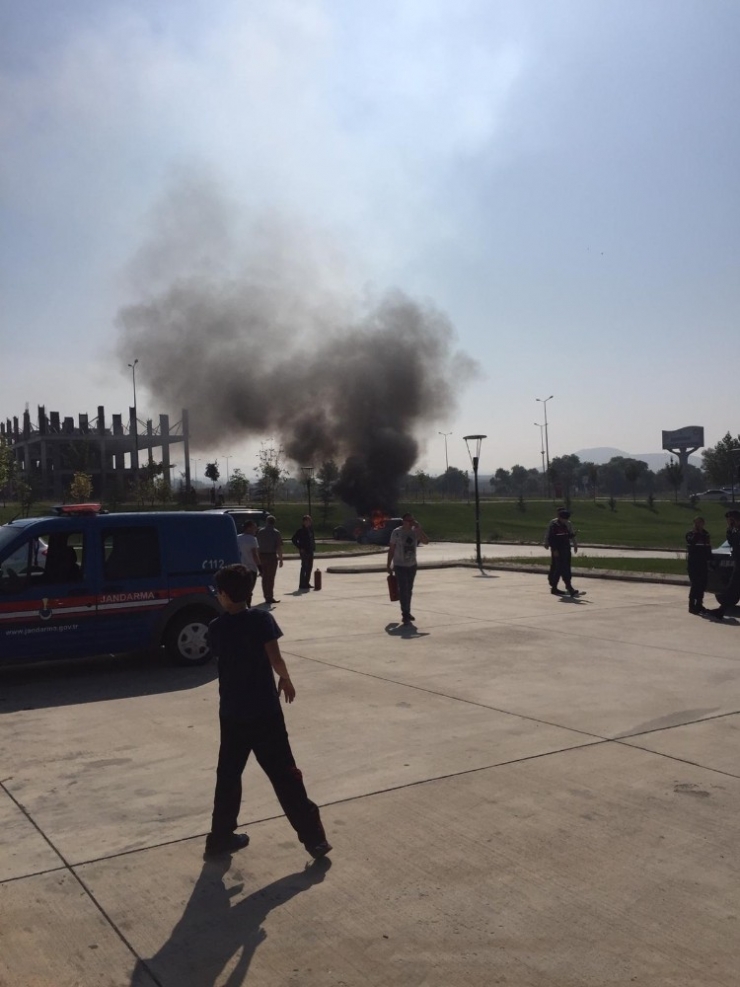 Park Halindeki Araç Yandı