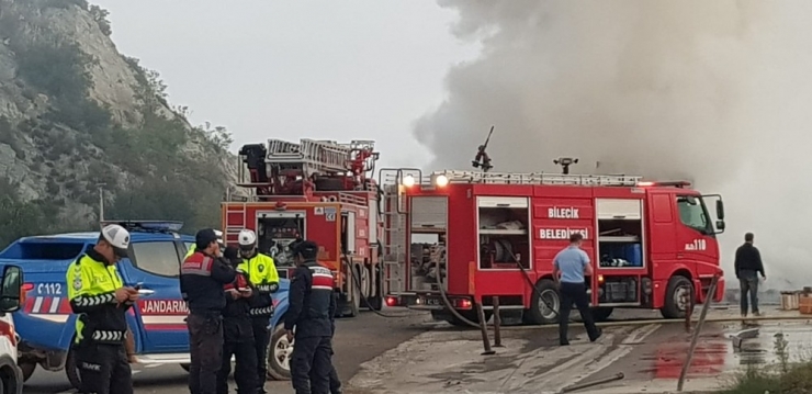 Bilecik’te Seyir Halindeki Tekstil Malzemesi Yüklü Tır Yandı