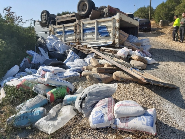 Ters Dönen Kamyondan Burnu Bile Kanamadan Çıktı