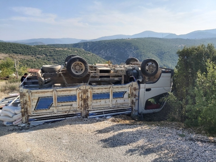 Ters Dönen Kamyondan Burnu Bile Kanamadan Çıktı