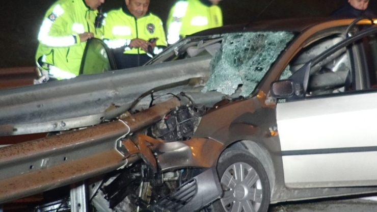 Aşırı Hız Ölüm Getirdi, Kafasına Bariyer Saplandı