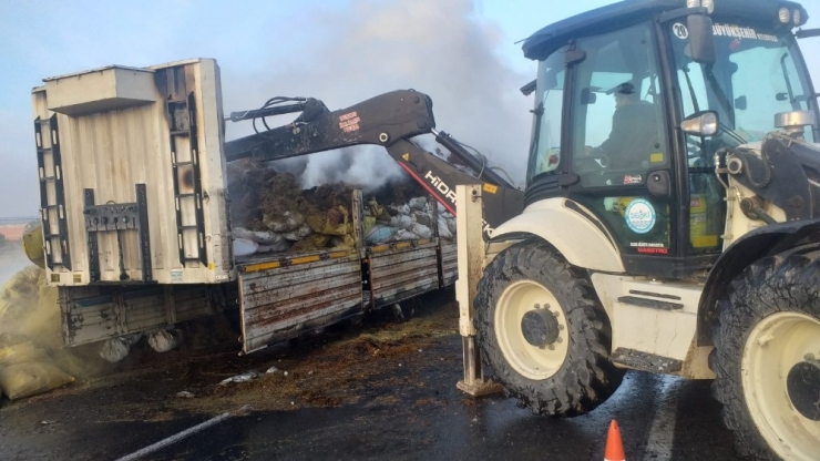Tır Dorsesindeki Yangında 500 Çuval Kekik Yandı