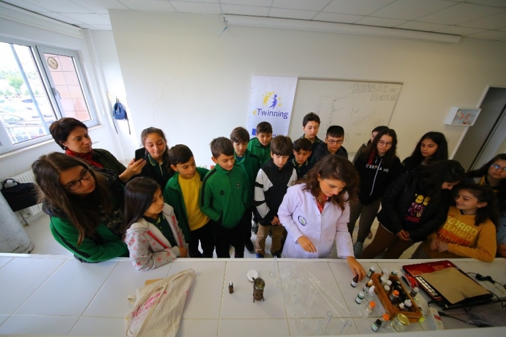 Ortaokulu Öğrencileri Üniversitede Koku Yapımını Denedi