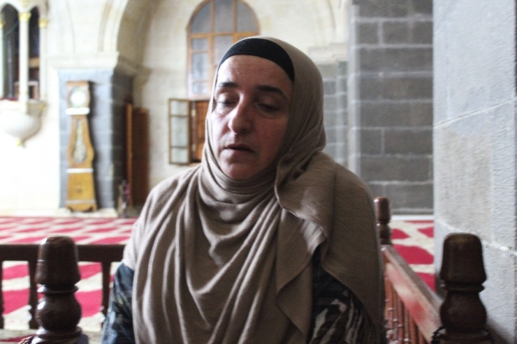 Camide Namaz Kılan Turistin Çantasını Çaldı