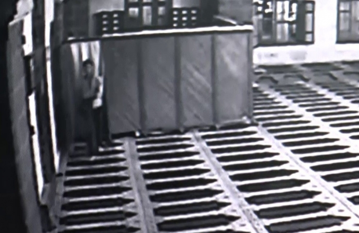 Camide Namaz Kılan Turistin Çantasını Çaldı