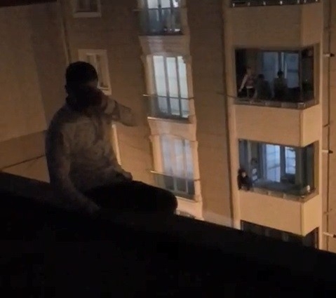 Yakalanacağını Anlayan Azılı Kapkaççı Çatıya Çıkıp İntihar Etmeye Kalkıştı