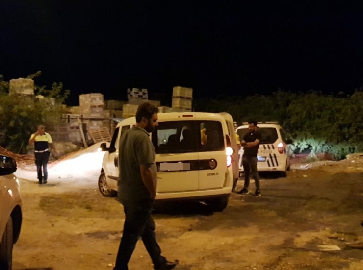 Polisten Kaçmaya Çalışan Şahısların Üzerinden Kenevir Çıktı