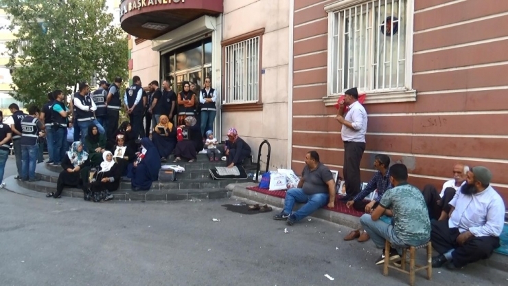 Savaş Uçakları Kalkış Yaptı, Diyarbakır’da Aileler Hdp’ye Tepki Gösterdi