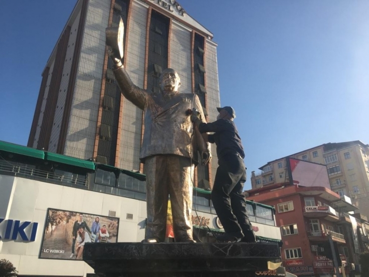 Isparta’nın Simgelerinden Süleyman Demirel Heykeli Kalaylandı