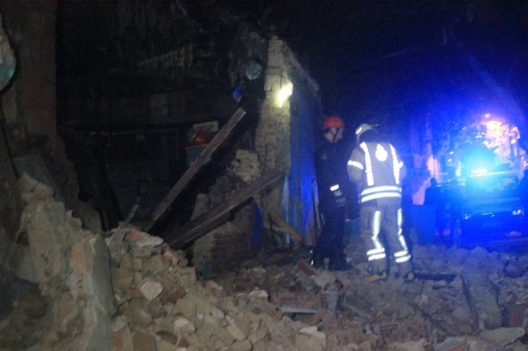 Beyoğlu’nda Tek Katlı Metruk Bina Çöktü