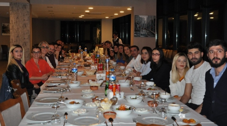 Kars’ta Hastane Çalışanları Yemekte Bir Araya Geldi