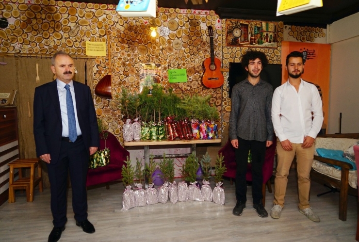 Kastamonu’da Kahve İçene Fidan Hediye Eden Gençler Ödüllendirildi