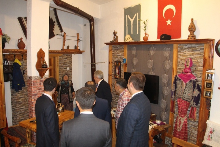 Kaymakamlar, Ahşap Sanatçısı Karaçam’ın Eserlerini İnceledi