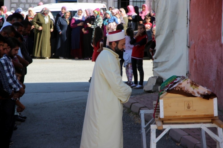 Kayseri’de Eşinin Öldürdüğü Kadın Toprağa Verildi
