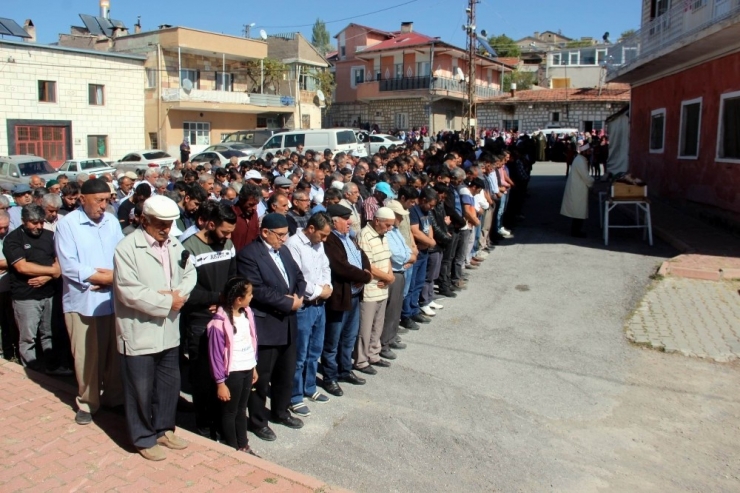 Kayseri’de Eşinin Öldürdüğü Kadın Toprağa Verildi