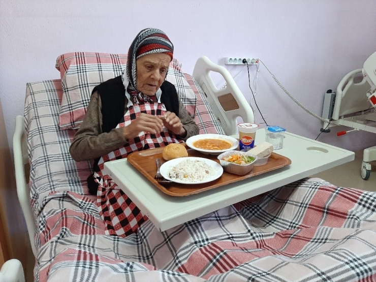 İkna Edilen Melahat Teyze Huzurevine Yerleşti