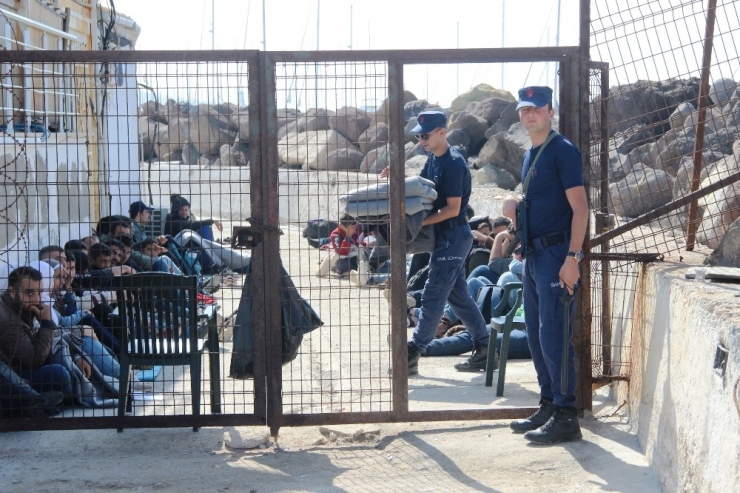 Tur Teknesine Turist Gibi Bindiler, Yunanistan’a Kaçarken Yakalandılar