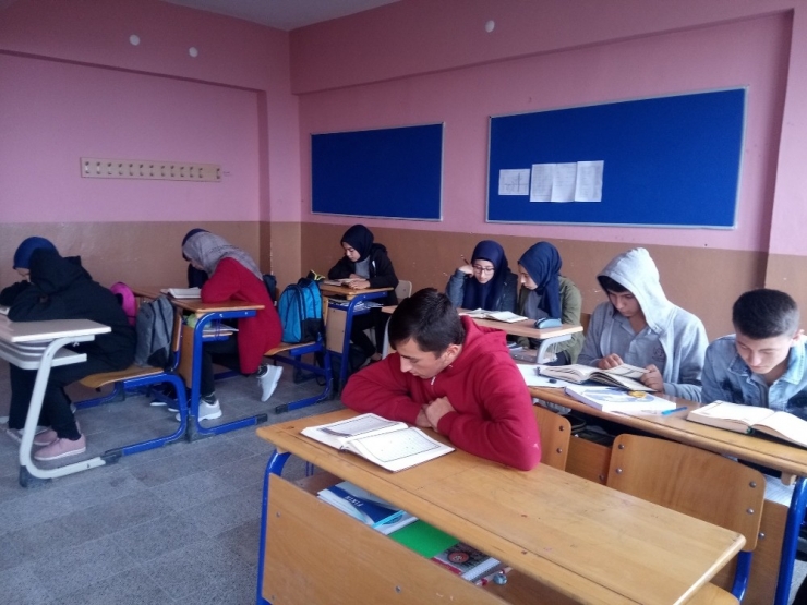 Öğrenciler Mehmetçik’e Fetih Suresi Okuyarak Dua Ettiler