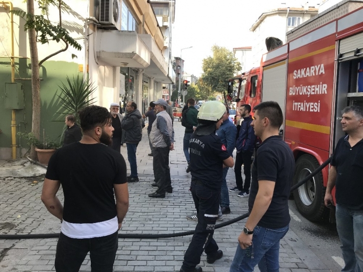 Sakarya’da Otelde Çıkan Yangın Paniğe Neden Oldu
