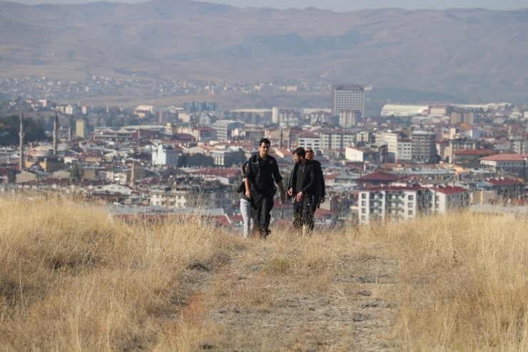 Kayalıklarda Mahsur Kaldılar, 5 Saat Kurtarılmayı Beklediler