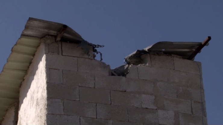 Suriye’den Atılan 4 Havan Topu Daha Şanlıurfa’nın Akçakale İlçesine Düştü. İlk Bilgilere Göre, Bina Ve Araçlara İsabet Eden Roketler Nedeniyle Çok Sayıda Yaralı Olduğu Öğrenildi. Bölgeye Çok Sayıda Sağlık, İtfaiye Ve Polis E