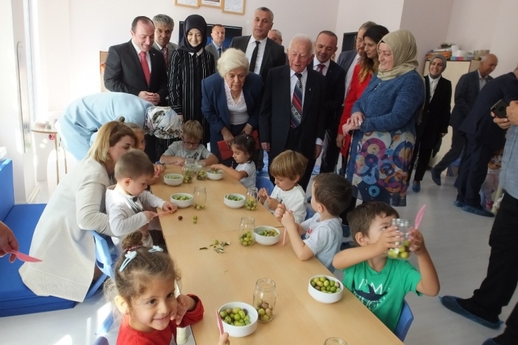 Burhaniye’de Anaokulu Açılışını Bakan Eşi Yaptı