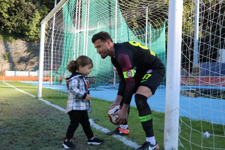 Maçta Yemediği Golü Oğlundan Yedi!