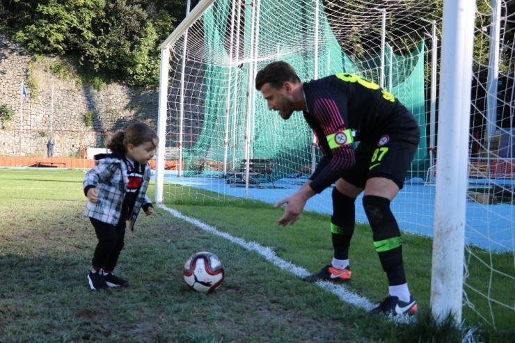Maçta Yemediği Golü Oğlundan Yedi!