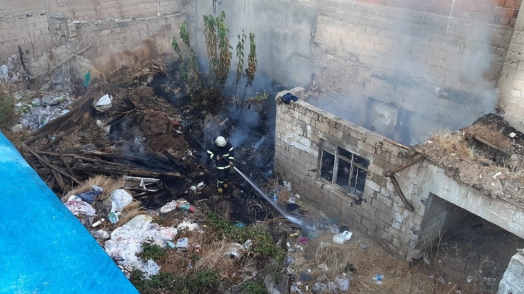 İki Bina Arasında Çıkan Yangın Korkuttu